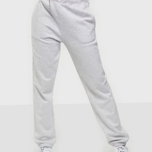 Gråa jättefina mjukisbyxor i strl xs/s - Jättefina mjukisar med snöre i bra skick, de är i strl xs men de sitter som en small på mig, supersköna och snygga!! Aldrig haft problem att de hänger nedanför knäna utan sitter spikraka vid knäna vilket jag tycker är mycket snyggare och föredrar<3😍 Säljer dessa då jag har ett par likadana i annan färg, de kan vara smått noppriga på vissa ställen men inget man ser✨🙌Kan bjuda på frakten💕