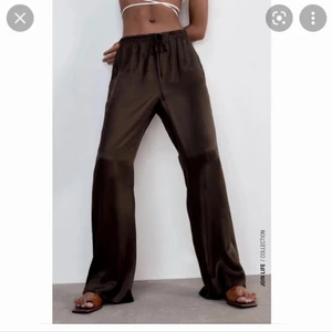 Bruna satin byxor - Bruna satin byxor från zara, jätte sköna och även riktigt snygga! Helt oanvända i strl L men passar mig som vanligtvis har S/M. Säljer då de är för långa för mig (som är ca 160)💕 skriv privat för egna bilder!