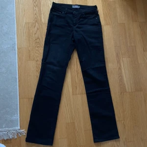 Levis jeans - Min mammas gamla svarta Levis jeans! , modellen finns på bild 2 💘 Skriv för fler bilder, mått, frågor osv.