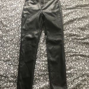 Skinnbyxor - Skinnbyxor från H&M, använda 1 gång så i fint skick. Storlek: 34, och är höga i midjan. Säljes för dem inte används. Ordinarie pris: 349kr