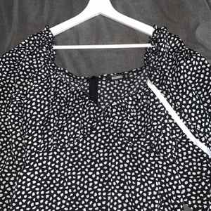 Klänning missguided  - Klänning i strl 40/42 , dragkedja i ryggen och puffärmar, kort passform