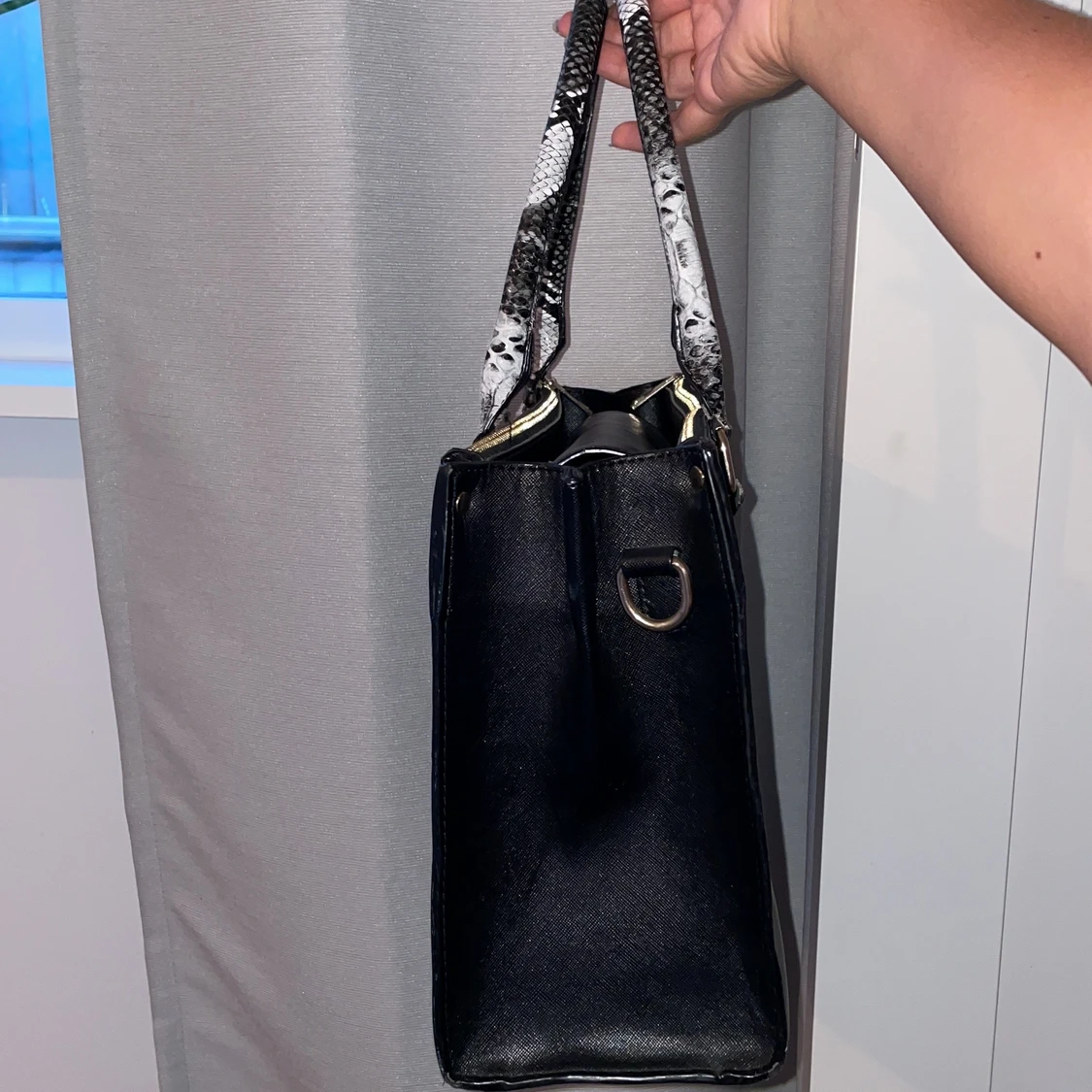 Snygg och rymlig väska från Gina Tricot - 90