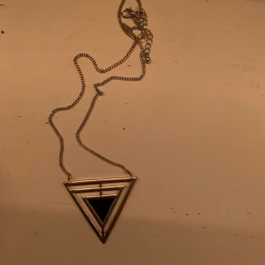 Unikt halsband - Jätte coolt halsband köpt utomlands! Halsbandet är i nyskick!