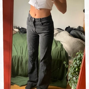 Svarta jeans  - Säljer mina svarta/gråa jeans från pull and bear i storlek 40. Jag på bilden har vanligtvis S och är 177. Hör gärna av er vid frågor! Köparen står för frakt💕