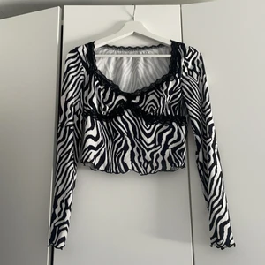 As snygg tröja från SHEIN, storlek s - Nypris 90kr säljer för 30kr+frakt. Använd en gång. Säljer för mycket kläder så rensar men skulle gärna vela ha kvar den. 