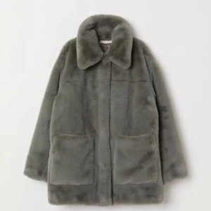 Fluffig kappa - Jättevarm och mysig kappa från H&M. Jättefint skick och väldigt sparsamt använd!