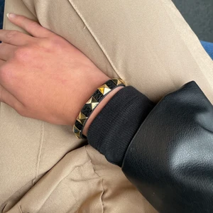 Armband - Säljer detta sjukt snygga valentino liknande armbandet då jag har två, sjukt bra om man inte orkar lägga pengarna på ett äkta!