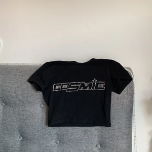 Topp - Jätte snygg crop top, inga hål eller fläckar och inga pärlor saknade, storlek xs/s , sälljer pga att jag tog fel storlek, köppte den för 199kr , alldrig använt🥰