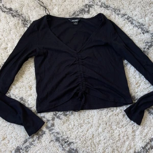 Svart långärmad tröja - Långärmad lite tajt, fråga för fler bilder eller bilder på!