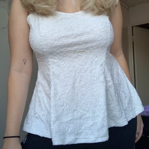 Söt topp - Supersöt topp, skick 8/10, storleken är L men skulle säga S/M