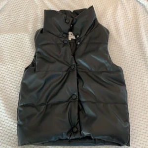 Skinnväst från NAKD - Skinnväst från NAKD storlek 32 (stor i storleken) använd en gång, den är som ny. Kunden står för frakten. Köpt för 699 säljer för 350!