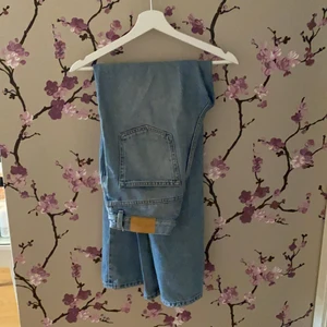 Yokojeans från Monki - Ljusblåa jeans från Monki i modellen Yoko. Höga i midjan med breda ben. Mjuka och jättesköna att ha på sig! Sparsamt använda och i bra skick!