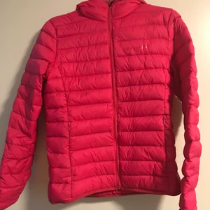 Vadderad jacka rosa - Säljer min lättviktsjacka från stadium i Strl S. Jackan är i fint skick