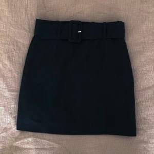 Minikjol H&M strl. 36 - Sparsamt använd. Bältet går att ta av om man vill. 