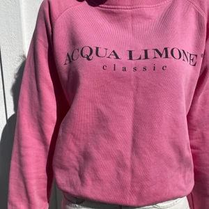 En snygg Acqua Limone tröja💓 - En jätte fin Acqua Limone tröja som passar perfekt💞Fina färg och jätte bekväm💓original pris 1000kr jag säljer den för 400kr och väldigt oanvänd💓