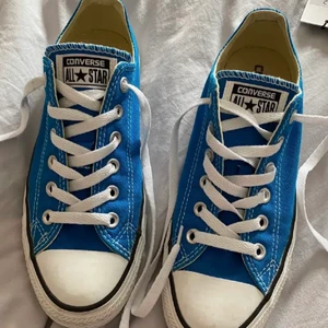 Converse - Säljer dessa conversen i den finaste blåa färgen pågrund av att jag har för många🙁💙 storlek 36,5 och i jättefint skick