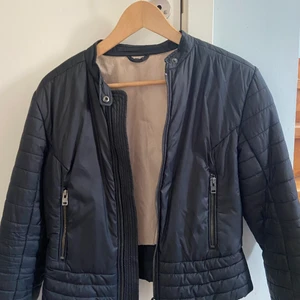 J.Lindeberg jacka  - Säljer min J.Lindeberg jacka som är lite croppad i passformen, jättefin men är tyvärr för liten för mig. Pris kan diskuteras. Nypris 2000kr