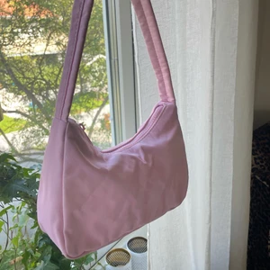 Söt rosa mini väska 💖 - Enkel söt väska från gina💗