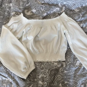Offshoulder tröja strl. S - Säljer en offshoulder-croptop tröja från H&M i storlek S. Jag har inte använt den mer än 3 gånger, den är så gott som nyskick:) Pris kan såklart diskuteras:) Möts upp i Malmö eller så står köparen för frakten:)