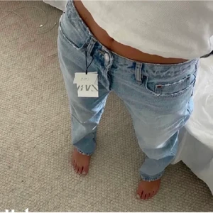Mid rise straight leg jeans - Säljer mina Mid rise straight leg jeans, som jag har i både storlek 38 och 40! Dem i 38 har prislapp kvar och dem i 40 är anvönda ett fåtal gånger!  
