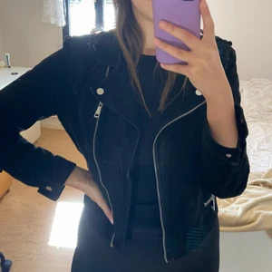 Skinnjacka - En ”skinnjacka” i mocka som är superfin från vero moda men måste tyvärr sälja för att den är liiite för stor på mig, i väldigt bra skicka säljer för 100kr