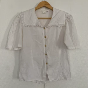 Vintage topp  - Super gullig topp med fina guld knappar, hittad på secondhand. Storlek 34/36 💫