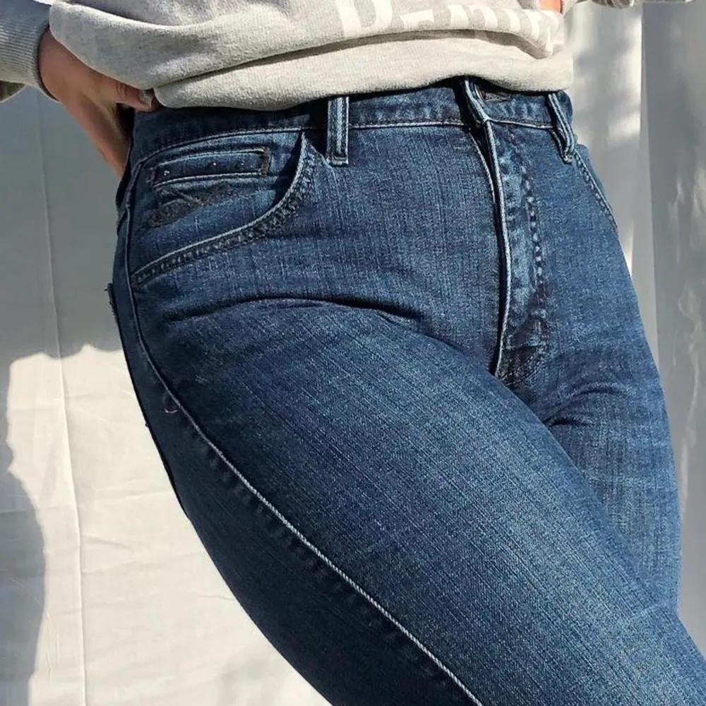 Snygga 00-jeans i storlek 38! Sitter jättesnyggt och har snygga detaljer💖. Fint skick!. Jeans & Byxor.