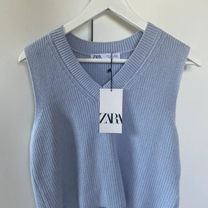 Zara  - Säljer den här skit snygga västen, man kan ha den under en T-shirt eller bara ha den med ett par jeans! Säljer då jag inte hann lämna tillbaka den, helt ny somsagt💞