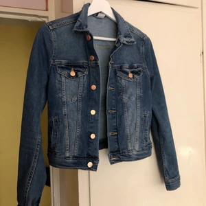 Jeansjacka - Säljer denna jeansjacka från H&M😍  Köpt  sommaren 2021 och har använt den ungefär 3 gånger den är därmed i perfekt skick! Säljer pågrund av att jag köpt en annan jacka.