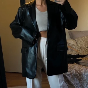 Leather blazer - Säljer en skitsnygg läder blazer från Motel rocks, köptes för snart ett år sedan men har aldrig använts då jag hade behövt en mindre storlek. Nypris 1000kr och slutsåld på hemsidan❤️❤️ kontakta mig för frågor och fler bilder