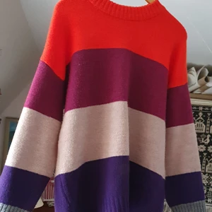 Stickad söt tröja  - I mycket bra skick och passar till allt. 