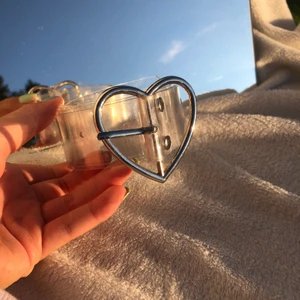 Bälte - Genomskinligt bälte med hjärta köpt på Depop för ca 3 år sedan knappt använd. Inga fel. Priset är diskuterbart. Hör här av dig vid frågor. 