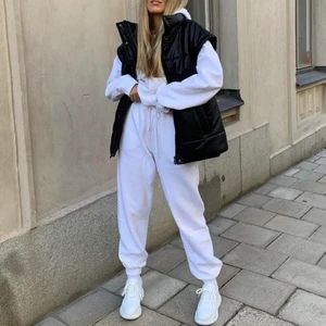 Väst - INTRESSEKOLL på min helt nya LXA väst i läderimitation, prislappen är kvar. Helt slutsåld. Storlek xs, lite för oversize på mig som vanligtvis har xs därav säljer jag. Säljer endast mot bra bud. 