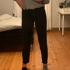 Na-kd jeans  - Säljer dessa då de blivit försmå, de är lite slitna på insida lår. Jag är 177 cm lång och de är lite för korta för mig. 