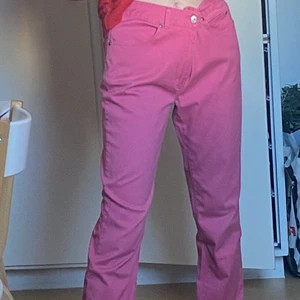Rosa jeans  - Rosa jeans storlek 38 men passar mig som är 36 om man skippar en knapp håll (kan visa hur man gör). Pris kan diskuteras