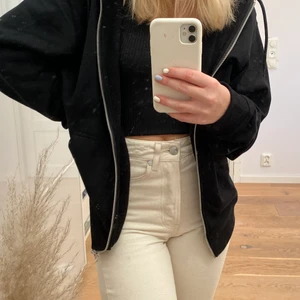 Weekday ziphoodie - Svart ziphoodie från Weekday i storlek S🖤 säljer då jag råkade beställa två🖤 den är alltså helt oanvänd, med lapp kvar, och ligger kvar i paketet den kom i🖤 nypris 400kr, säljer för 300+frakt!!