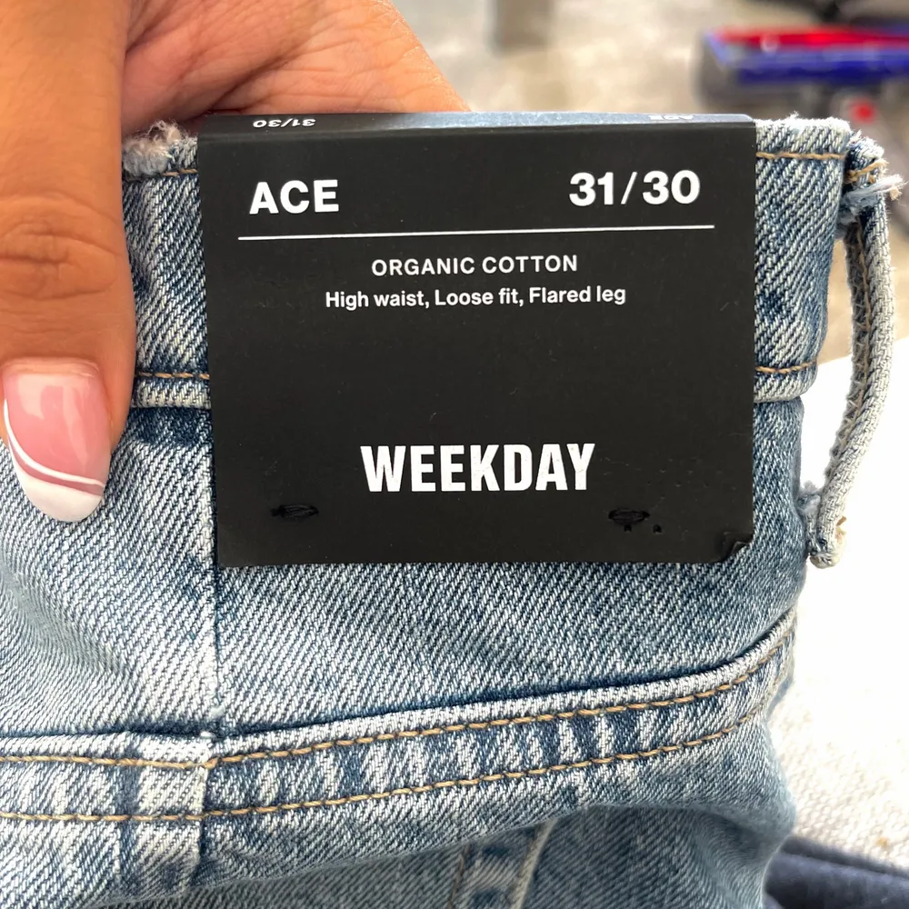 Oanvända ljusblåa Weekday jeans i modell ”Ace”, prislapp fortfarande kvar. Storlek 31/30. Nypris: 500kr. Frakt inte inkluderat i priset. Jeans & Byxor.