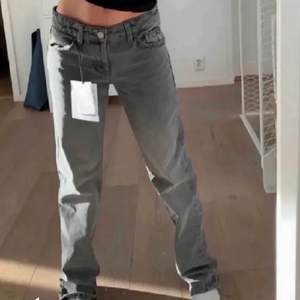 Intressekoll! Jätte snygga o populära zara jeans! Lånad bilder. Säljer för att de börjar bli lite för korta på mig( är 175), vilket är väldigt synd. Buda i kommentarerna. Köp direkt för 1100+frakt. Säljer inte för mindre än 500. Skriv för egna bilder