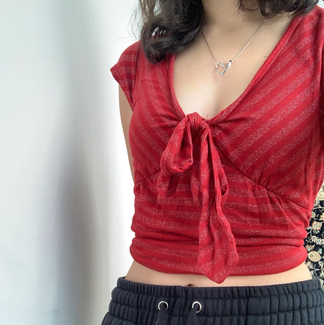 Röd tröja med band