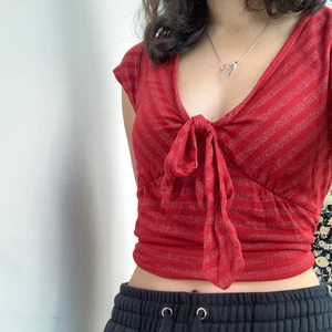 Röd tröja med band - Jättesöt topp som är från 2010-talet (min mammas gamla) ❤️ Finns ett litet hål men man märker inte när man har på den. Lappen saknas, skulle säga att det är stl s-m. Tänkte 100 kr inkl frakt men skriv om du är intresserad. Pris kan diskuteras. 