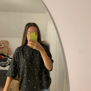 Tröja med pärlor - Mörkgrå tröja med pärlor. Sparsamt använd och superskön!