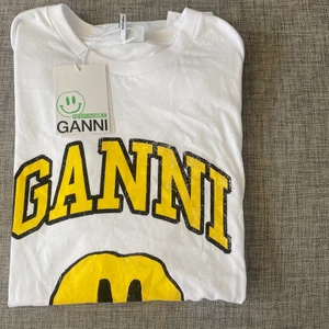 Ganni t-shirt  - Aldrig använd gannitröja i färgen gul men alla lappar kvar, köpten i sommras 💛💛