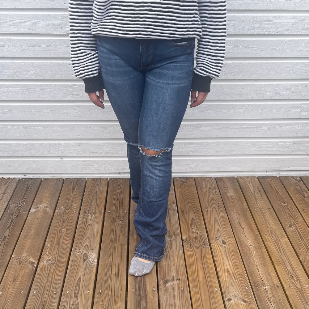 Snygga bootcut jeans i en fin färg med hål på knäna!  Byxorna är använda fåtal gånger därav i mycket bra skick. Modellen är 154cm lång(lite för långa för henne) och hon bär 38-40 i jeans vanligtvis. 💙Buda💙. Jeans & Byxor.