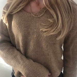 Stickad beige tröja  - Super mysig stickad tröja som är perfekt nu till hösten.