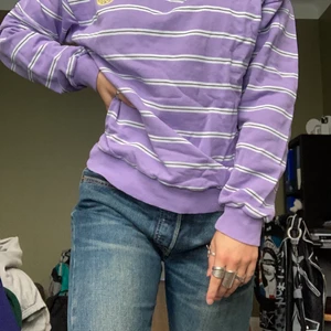 Pastellila tjocktröja - En unisex tjocktröja köpt på Junkyard, tyvärr inte längre min stil. Storlek M, sitter bekvämt på mig som är 166. Originalpris 499kr. Priset kan diskuteras. <3