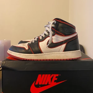 JORDAN 1 RETRO HIGH OG GS  - Tänkte sälja min jordan 1, bloodlines. Storlek 40 men passar mig som har 38/39. Köptes här på plick för 2000kr men tänkte sälja för 899 + frakt