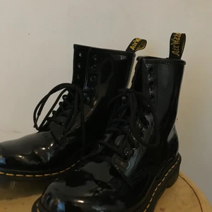 Dr. Mattens strlk 37 - Dessa snygga Dr. Martens i lack är endast använda ca fem ggr men ser ut som nya bortsett från ett par repor på skornas insida. Säljer endast då de ej är min stil längre.