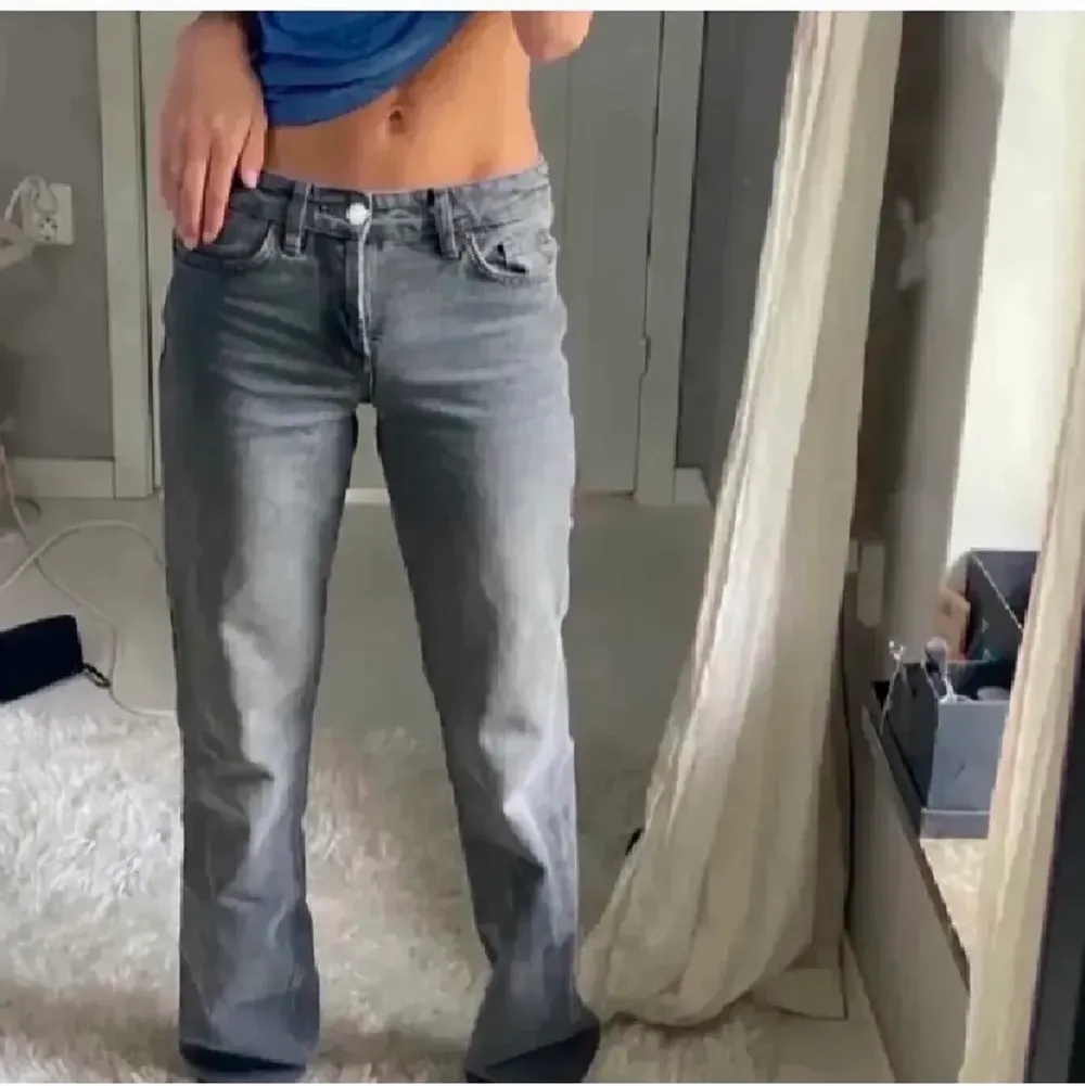 skit snygga slutsålda jeans från zara! (lånad bild).💕.         Skriv för fler bilder!. Jeans & Byxor.