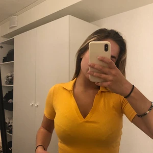 Croppad t-shirt  - En jätte fin orangefärgad croptop från Zara. Storlek s och passformen är bra. Använd ett fåtal gånger. Köparen står för frakten 