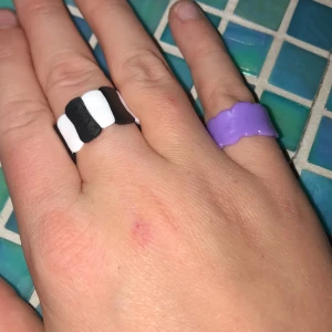 Ringar - Ringa gjorda utav pärlor i olika färger köp alla 17 st för 15 kr eller 1 st för 2kr